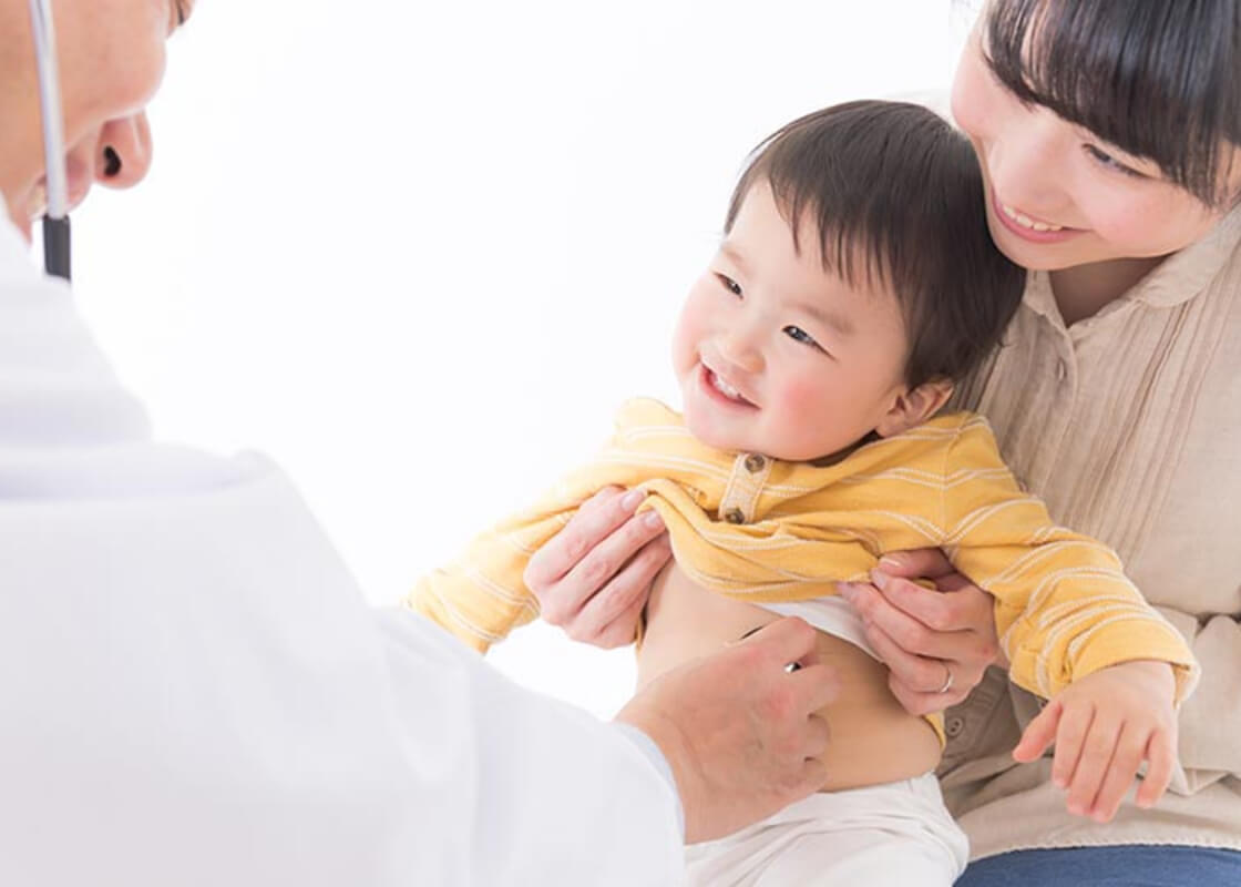 医師の診察を受ける乳幼児のイメージ